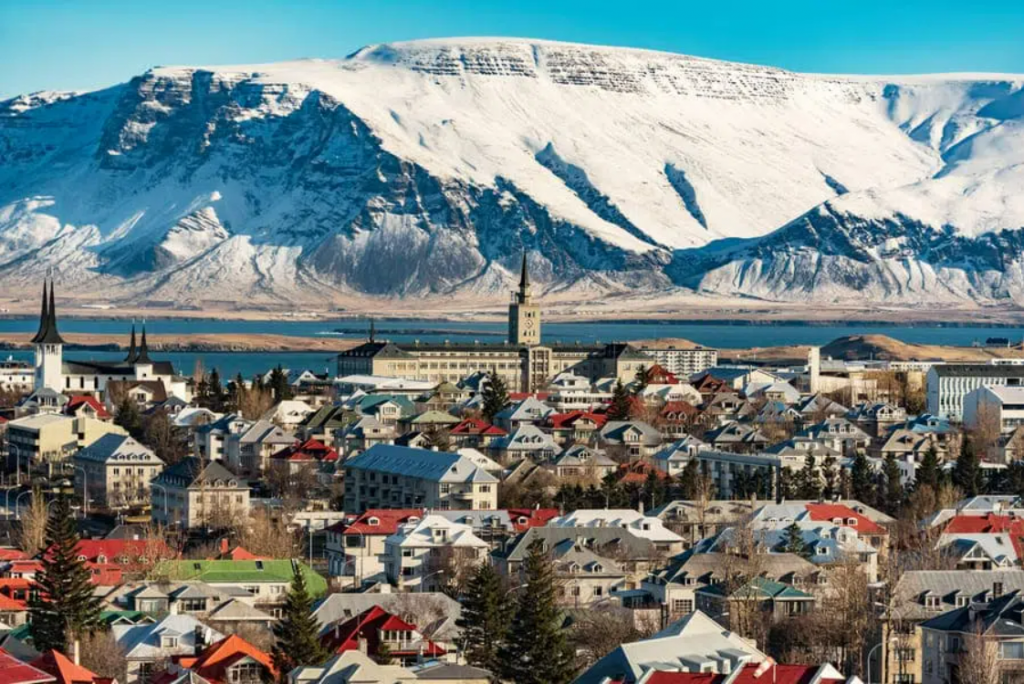 Reykjavik là thủ đô và cũng là thành phố lớn nhất của Iceland, là trung tâm của hoạt động văn hóa, kinh tế và chính phủ.